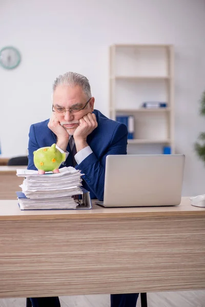 Old Employee Planning Retirement Concept — Stock Photo, Image