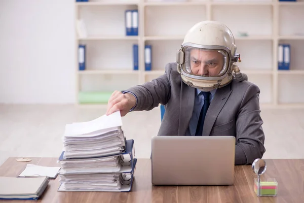 Old Employee Wearing Spacesuit Office — Fotografia de Stock