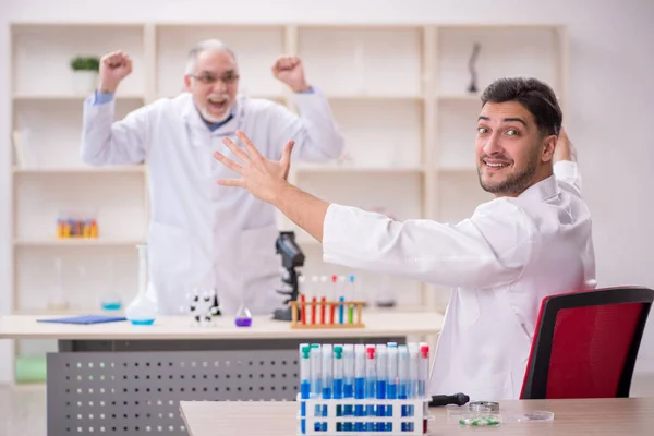 Two Chemists Working Lab — Stock fotografie