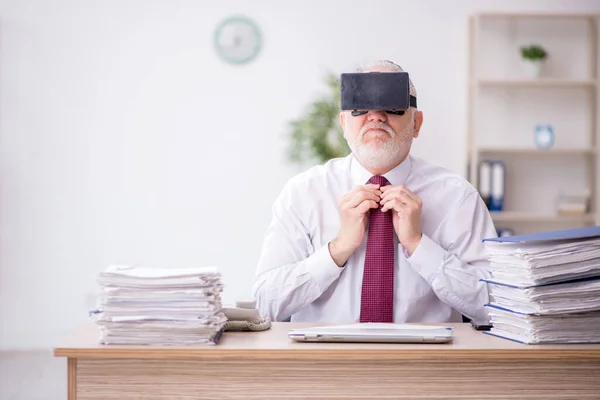 Alter Mitarbeiter Mit Virtueller Brille Arbeitsplatz — Stockfoto