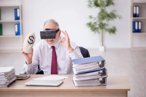 Oude Werknemer Met Een Virtuele Bril Een Geldzak — Stockfoto