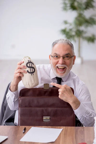 Old Employee Remuneration Concept — Stock Photo, Image
