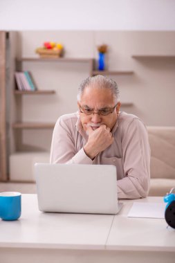 Salgın sırasında evde çalışan eski bir patron.