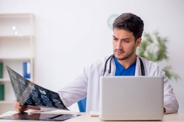 Klinikte çalışan genç bir radyolog.