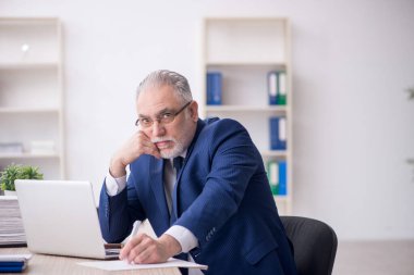 İş yerinde çalışan eski bir işadamı