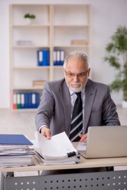 Ofiste çalışan eski bir işadamı.