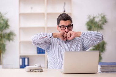 Ofiste çalışan genç işadamı.