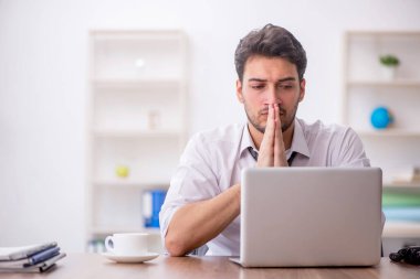 Ofiste çalışan genç bir çalışan.