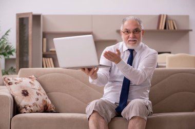 Salgın sırasında evden çalışan eski bir işadamı