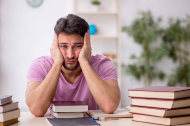 Sınıfta sınava hazırlanan genç bir öğrenci.