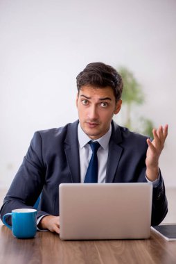 Ofiste çalışan genç işadamı.