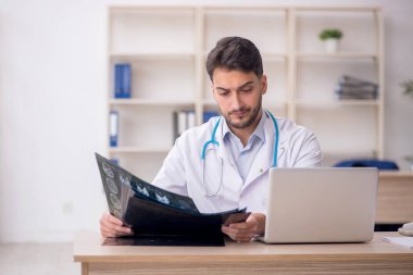 Hastanede çalışan genç doktor radyoloji uzmanı.