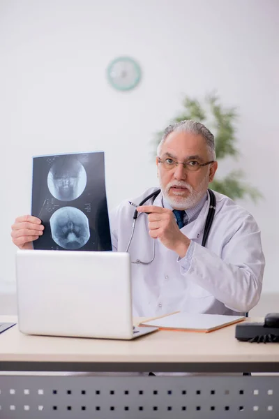 Vecchio Medico Radiologo Che Lavora Clinica — Foto Stock