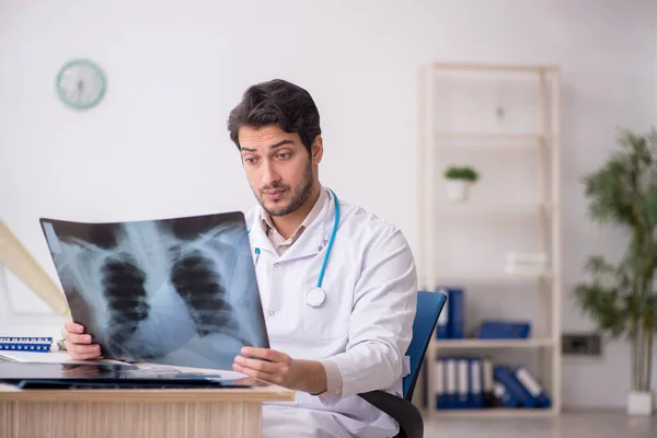 Fiatal Orvos Radiológus Dolgozik Kórházban — Stock Fotó