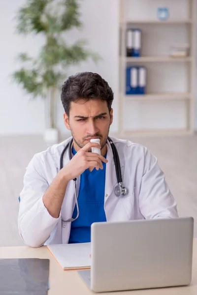 Young Doctor Suggesting Pills Clinic — Stock Photo, Image