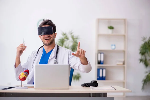 Joven Médico Disfrutando Gafas Virtuales Clínica —  Fotos de Stock