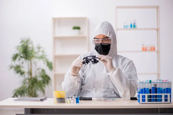 Młody Chemik Pracujący Laboratorium Podczas Pandemii — Zdjęcie stockowe
