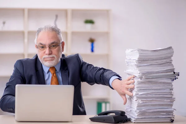 Old Male Employee Too Much Work Workplace — Foto Stock