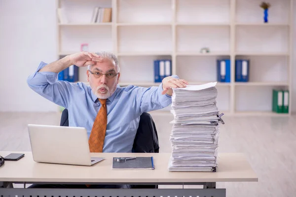 Old Male Employee Too Much Work Workplace — Fotografia de Stock