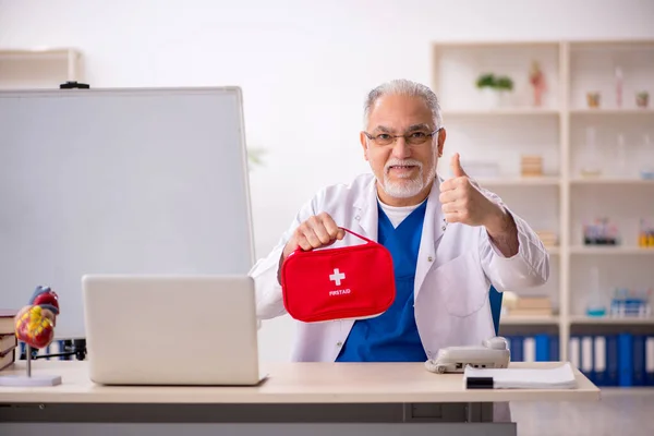 Médico Velho Paramédico Segurando Saco Primeiros Socorros — Fotografia de Stock