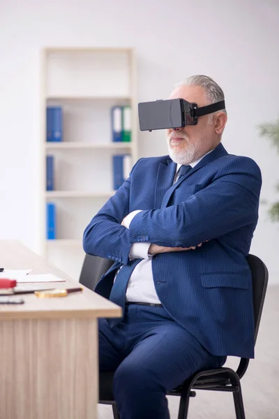 Old Businessman Employee Wearing Virtual Glasses Office — Fotografia de Stock