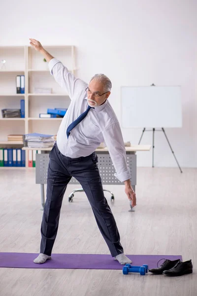 Starý Muž Zaměstnanec Dělá Sportovní Cvičení Během Přestávky — Stock fotografie
