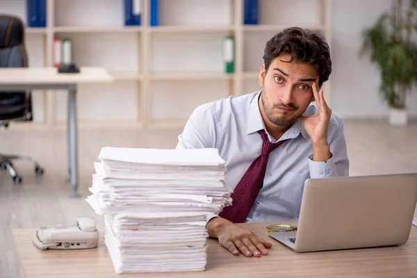 Jovem Empresário Empregado Infeliz Com Excesso Trabalho Escritório — Fotografia de Stock