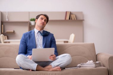 Salgın sırasında evden çalışan genç bir işadamı