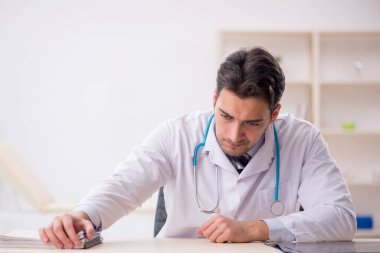 Hastanede çalışan genç bir doktor.