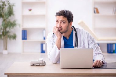 Hastanede çalışan genç bir doktor.