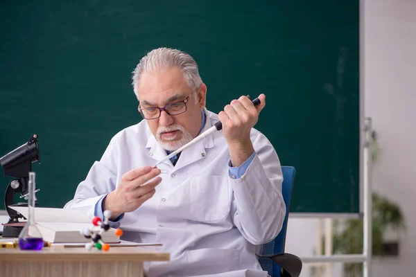 Old Chemist Teacher Sitting Classroom — Stok fotoğraf