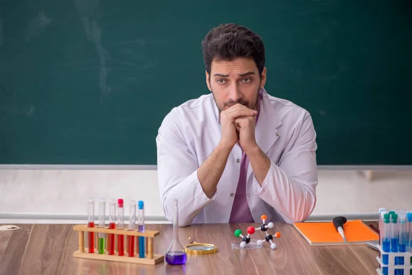 Young Chemistry Teacher Sitting Classroom — Stock fotografie