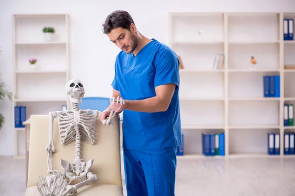 Junger Arzt Und Skelettpatient Der Klinik — Stockfoto