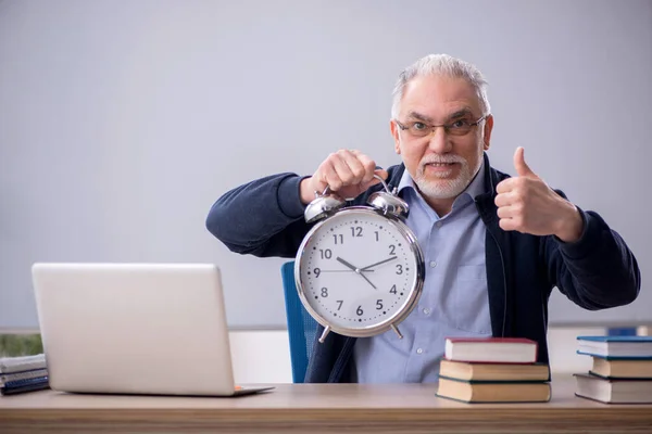 Starý Učitel Konceptu Time Managementu — Stock fotografie