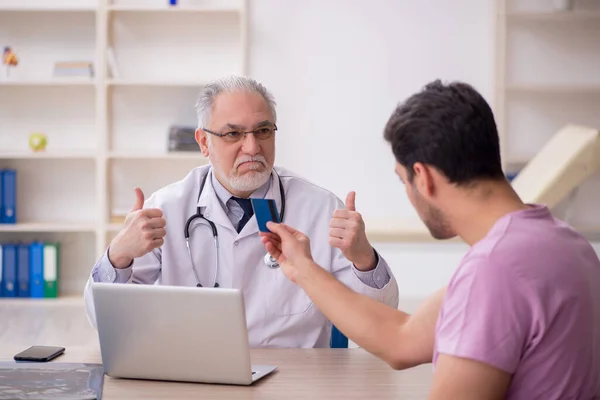 Paciente Joven Visitando Viejo Doctor — Foto de Stock