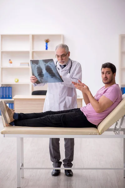 Young Patient Visiting Old Doctor Radiologist — Stock Photo, Image