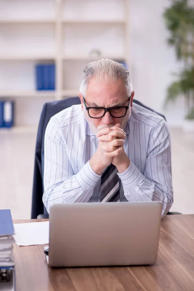 Old Boss Employee Too Much Work Workplace — Foto Stock