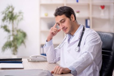 Hastanede çalışan genç bir doktor.