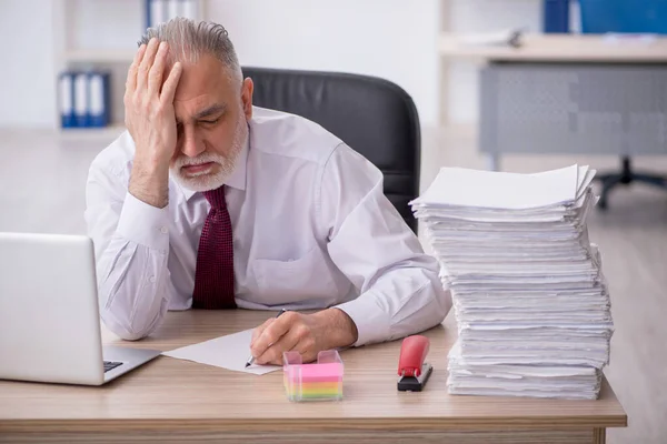 Old Employee Unhappy Excessive Work Workplace — Zdjęcie stockowe