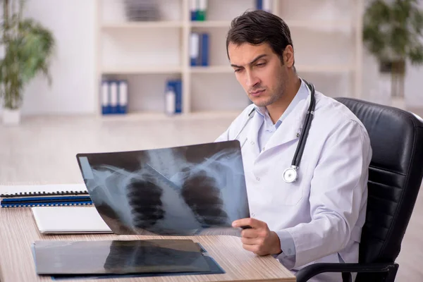Hastanede Çalışan Genç Doktor Radyoloji Uzmanı — Stok fotoğraf