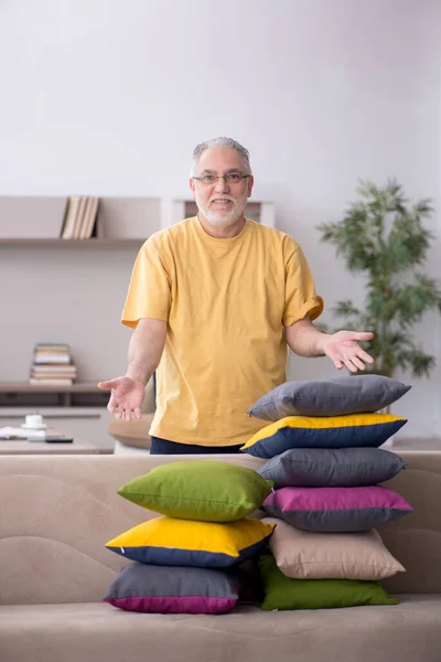 自宅で多くの枕を持つ高齢者 — ストック写真