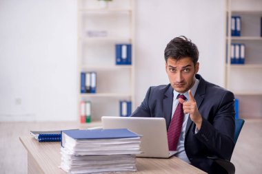 İş yerinde çalışan genç bir işadamı