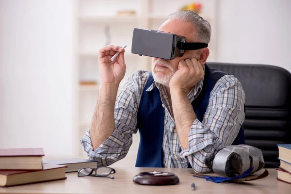 Old Writer Enjoying Virtual Glasses — Stock Photo, Image