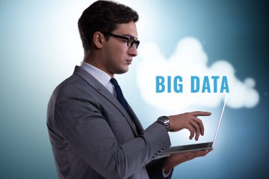 Sanal tuşlara basan insanların olduğu büyük veri kavramı