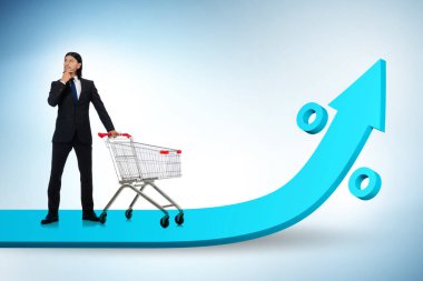 Yüksek market enflasyonu konsepti olan adam.