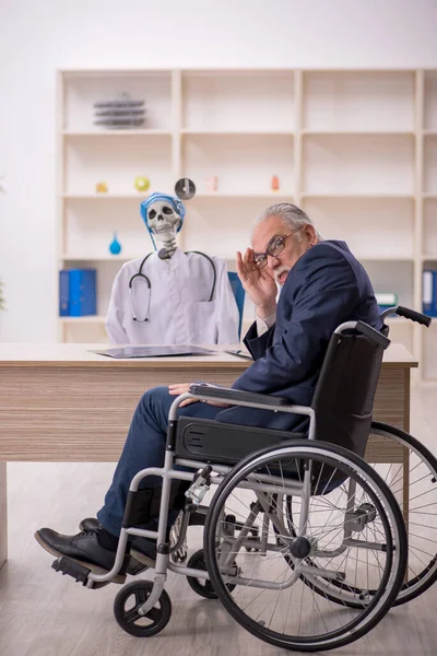 Tekerlekli Sandalyedeki Yaşlı Hasta Şeytan Doktoru Ziyaret Ediyor — Stok fotoğraf