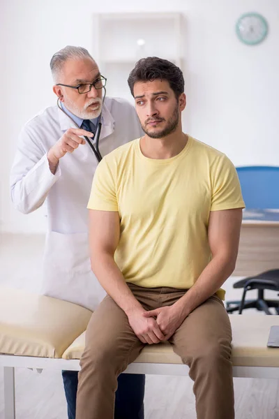 Ung Patient Besöker Gamla Läkare — Stockfoto