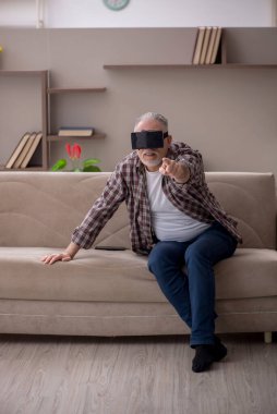 Old man enjoying virtual glasses at home