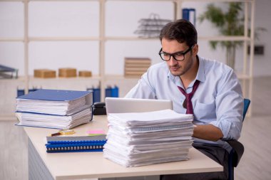 Genç işadamı aşırı işten memnun değil.