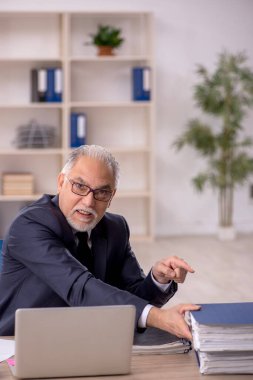 İş yerinde çalışan eski bir işadamı